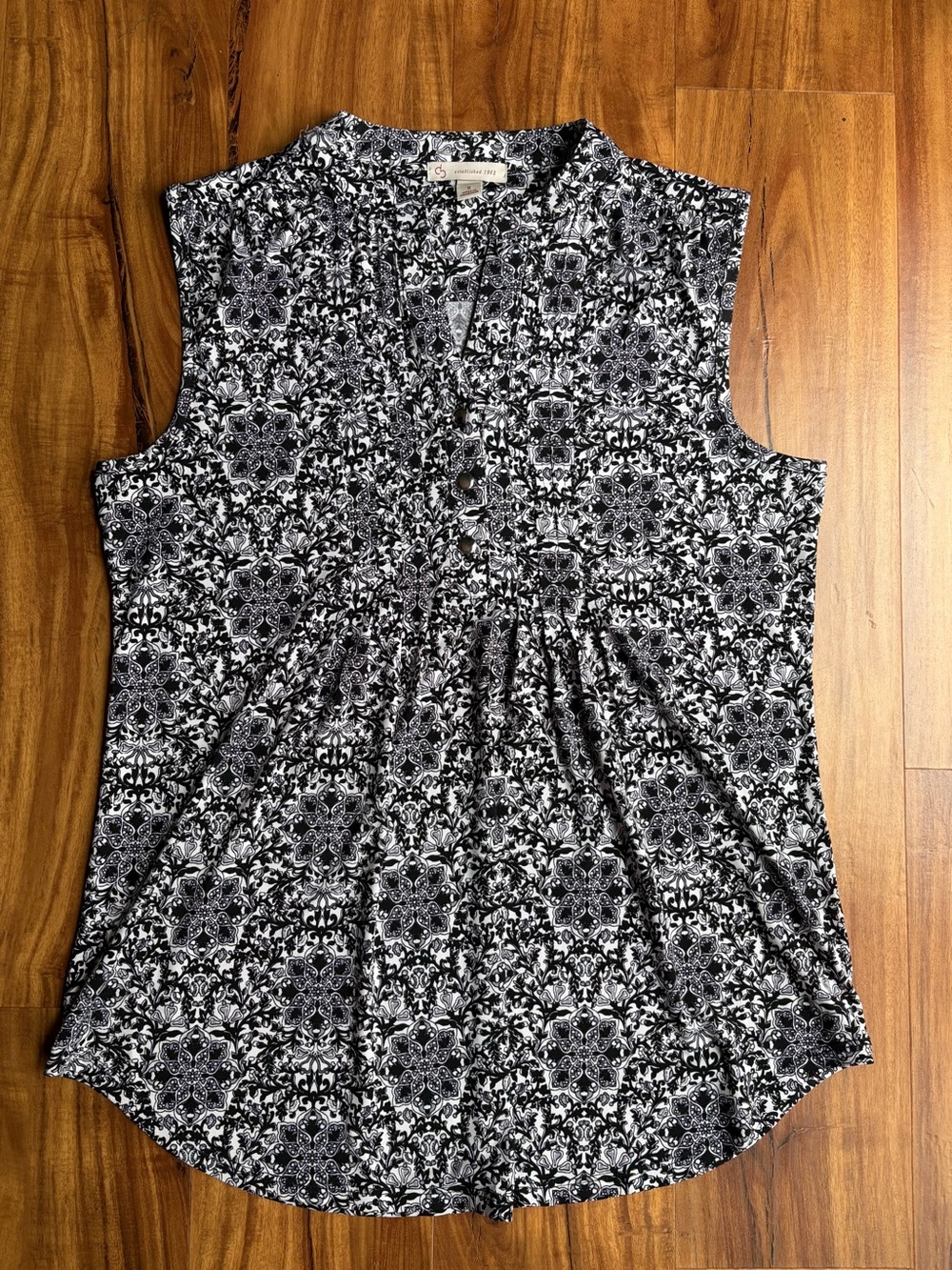 Textured Black & White Sleeveless V-Neck Camisole